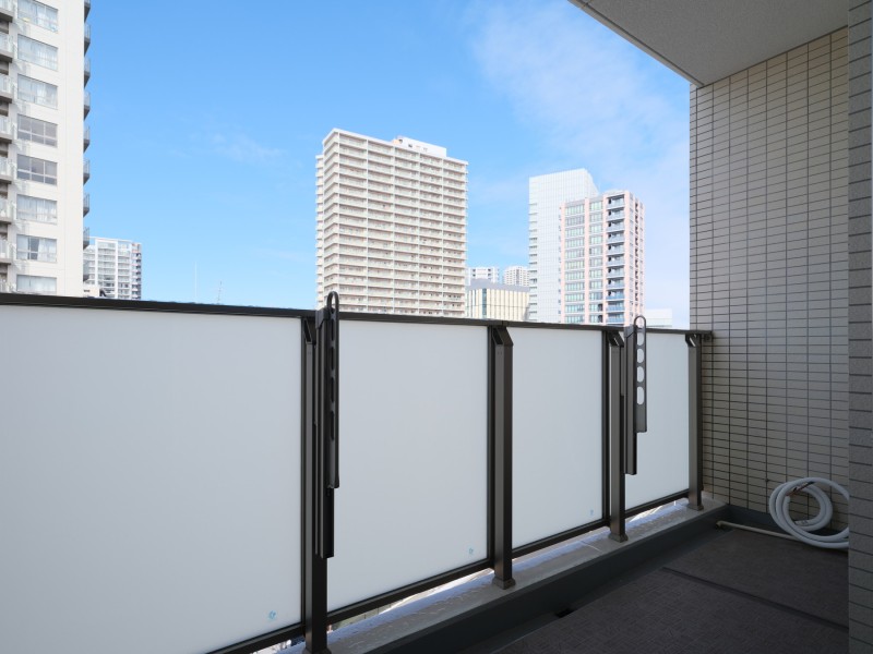 都心の刺激を間近にしつつ、めいっぱいリフレッシュできる大切な空間です。のびやかに広がる空が日常になり、至福の時間に包まれる住まいです。