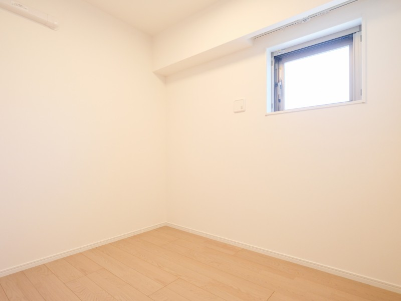 サービスルームがあり、家電や季節物の寝具、趣味のアイテムなど収納することができます。他の居室を広くお使いいただけます。