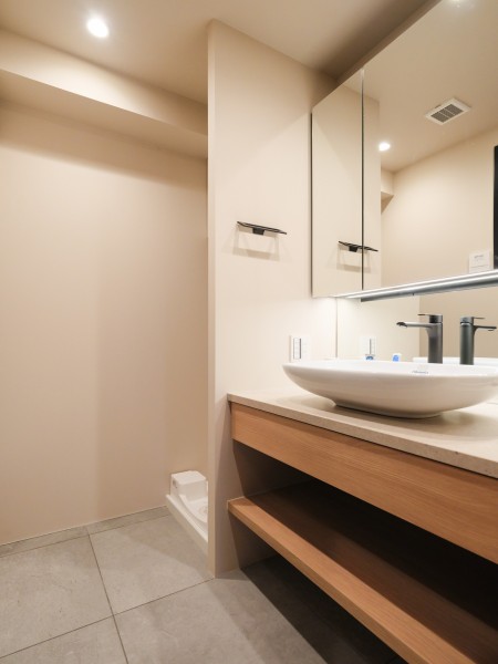 洗面化粧台はキッチンと同じくユナイテッドアローズ社オリジナルデザインです。入浴後の豊かな時間を演出し、心からくつろげるプライベートスペースが広がります。