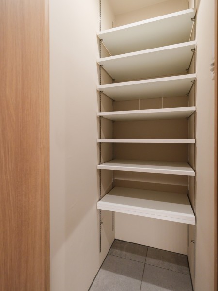 玄関からアクセスできるシューズインクローゼットです。豊富な可動棚付きでシューズはもちろん、アウトドアグッズや雨具なども収納可能なため玄関をすっきりと利用できます。