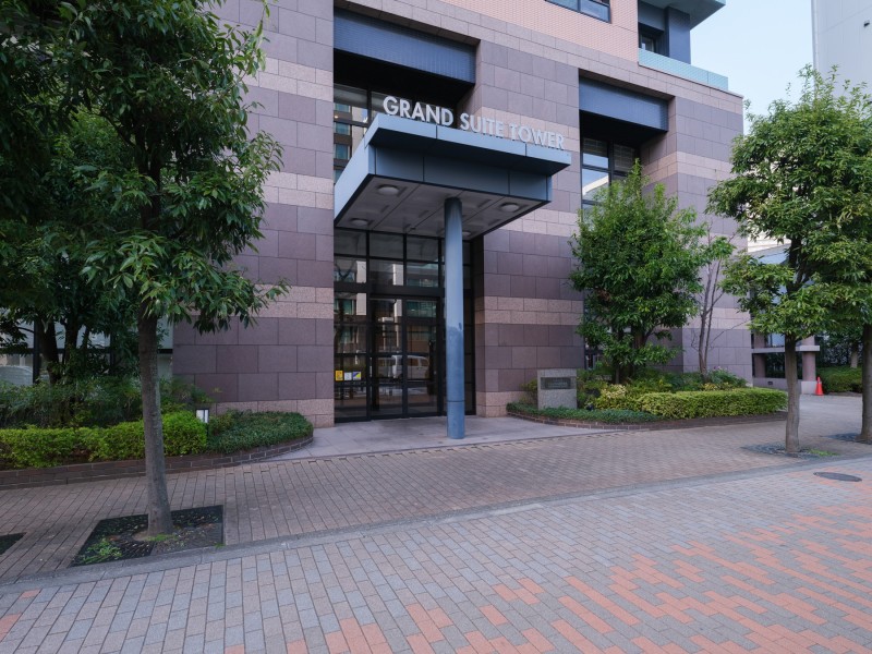 重厚感があり、機能的でもあるエントランスです。フロントサービスやフィットネススタジオなど共用設備が充実しており、生活を豊かに彩ります。