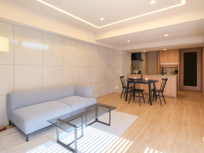 ユナイテッドアローズ社が監修したリノベーションを施したお部屋です。リビング天井にはライン照明を設置し、よりいっそうスタイリッシュに洗練された空間を演出しています。