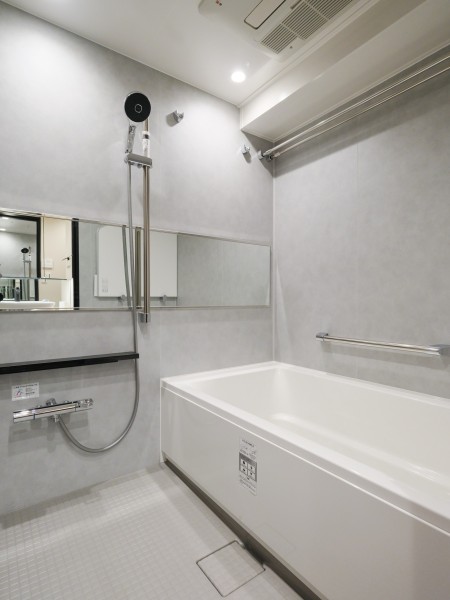 横長ミラーの効果で実際のサイズよりも広がりを感じるバスルームです。ゆったりとしたバスタブで毎日のお風呂時間を心ゆくまで楽しめます。