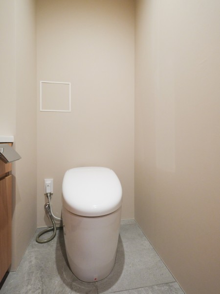 センスアップされたお部屋にマッチしたスマートなタンクレストイレを設置しました。スティックリモコンなど、細部にもこだわっています。