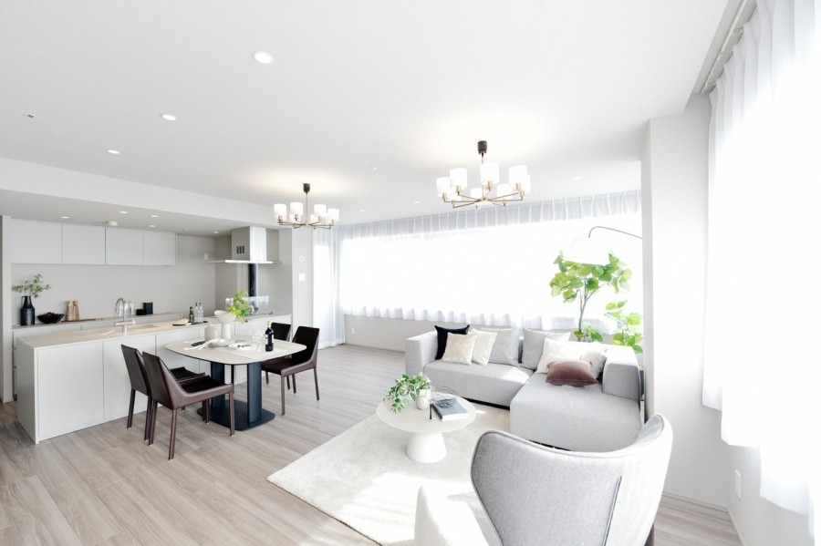 ３８階部分の南東角住戸、二面採光で陽当り・眺望良好です。リビングからは再開発がどんどん進むグラングリーン大阪、うめきたエリアを見下ろす開放的な眺望が広がります。LDKは約25.5帖で床暖房を完備しています。