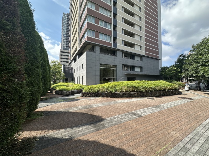 美しく整えられた植栽と水盤が住まう人々やゲストを気持ちよく迎え入れてくれます。ペット２頭まで飼育可能、ペット足洗い場を備えていますので、お散歩後にすぐに足を洗えますので、清潔に保てます。