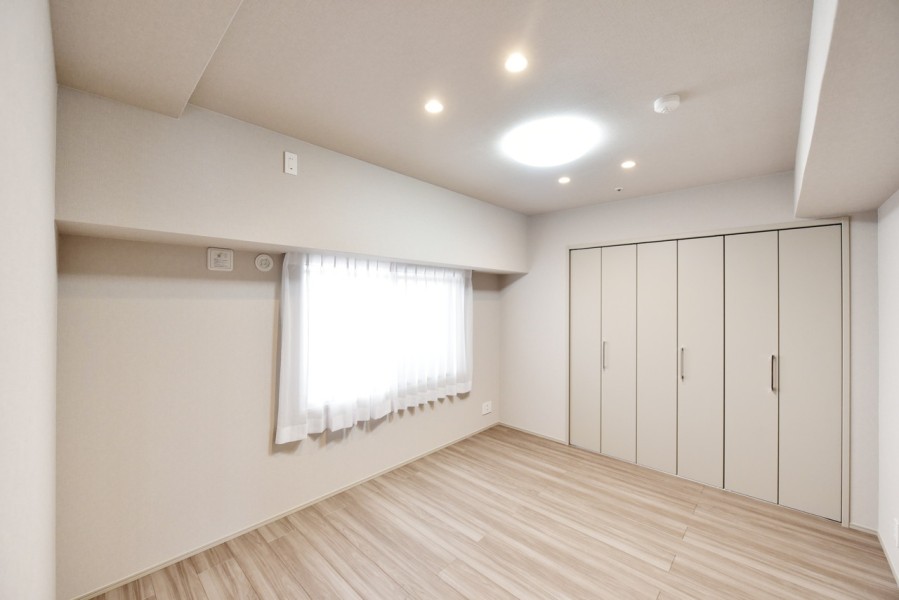 洋室2（約6.8帖）は凹凸の少ない空間で、家具の配置もしやすくなっています。シンプルな内装に仕上げましたので、お気に入りのインテリアや小物で自分らしい空間を演出できます。