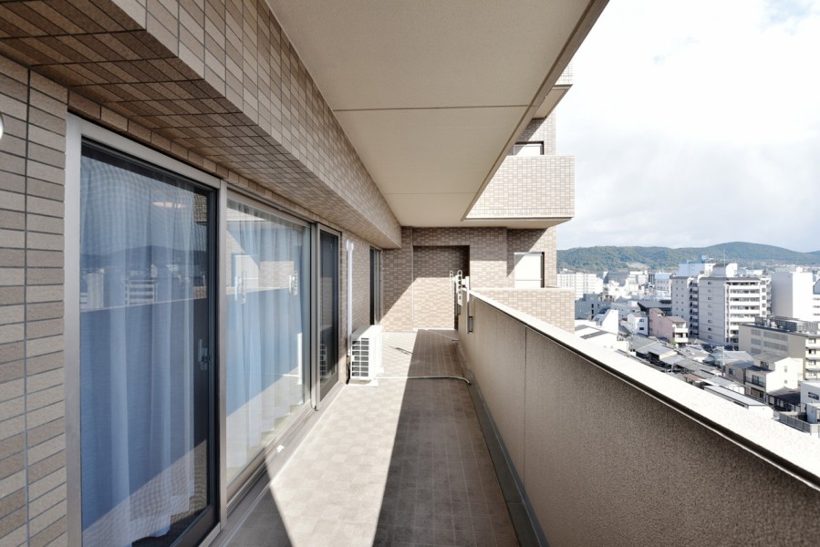 広々とした南向きのバルコニーは、お部屋の中に優しい光と風を運んでくれます。のびやかに広がる空や心地よい風を感じ、暮らしの中に彩をもたらす空間となっています。