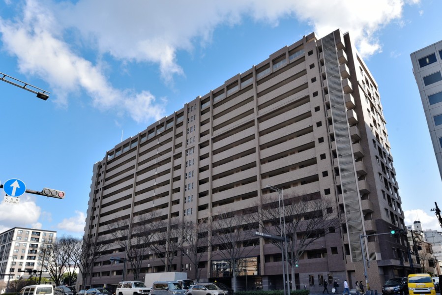 東西線、烏丸線にアクセス可能、市役所前駅まで徒歩２分の便利な立地です。2003年建築、総戸数166戸のビッグコミュニティ、五山の送り火が鑑賞可能なスカイビューラウンジや山鉾巡行が鑑賞可能なフェスタビューサロンがあり、京都の魅力を存分に味わえます。