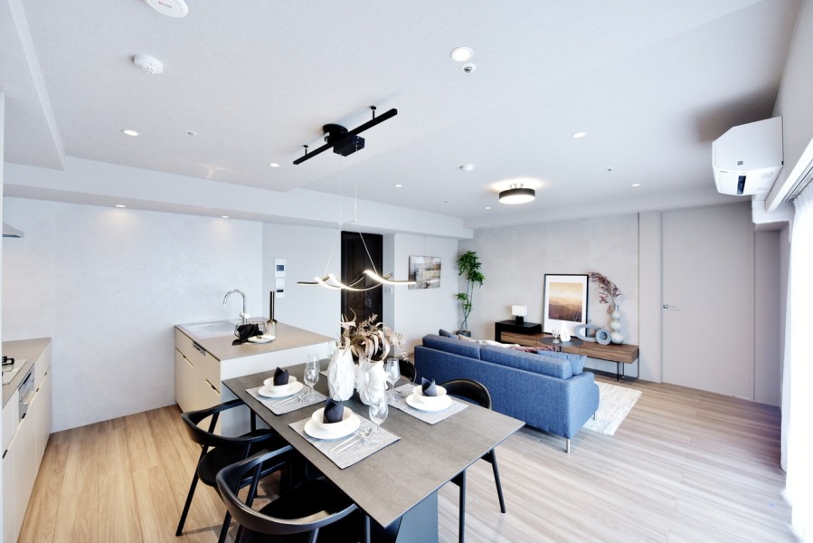 LDの天井は折り上げ天井となっており、空間に広がりや奥行きを生み出し、開放感を演出しています。落ち着いた雰囲気の内装となっており、よりリラックスした時間を過ごせる空間になりました