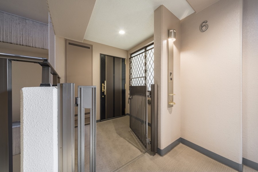 落ち着いた色彩で整えられた共用部です。門扉付きポーチ（約3.50m²）があり、プライバシーに配慮された嬉しい設計となっております。