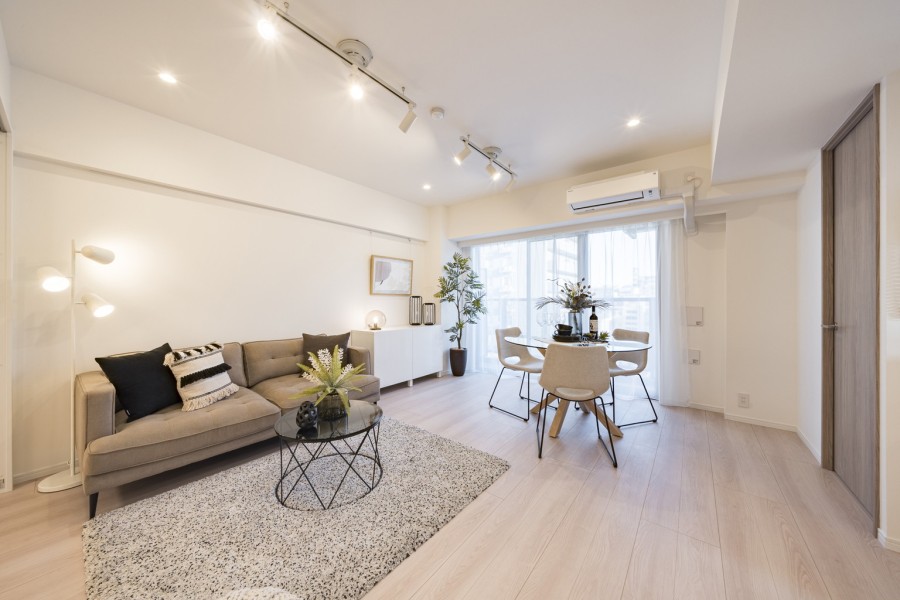 内装は木のぬくもりを感じるフローリングなどを採用し、どんなインテリアとも調和しやすい空間へと仕上げています。LDに床暖房を設置しているため、通年快適な温度に整えながらの生活が可能です。