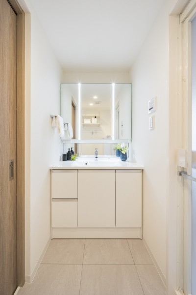 キッチンと統一感のあるデザインの洗面化粧台です。入浴後の豊かな時間を演出し、心からくつろげるプライベート空間となっております。