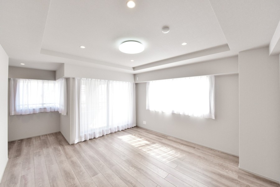 洋室１（約11.8帖）は二面採光で窓が多く明るく風通しの良い居室です。優しい光で朝を迎えられ、気持ちの良い一日がスタートできます。シンプルな内装なので、どんなインテリアとも馴染みます。