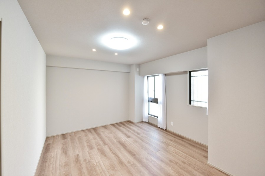 洋室２（約8.5帖）はリビングから離れて静かに心と体を休めたり、自分自身の趣味や課題に集中できるプライベートスペースです。全ての居室が６帖以上の広さを確保していますのでゆったりくつろげます。