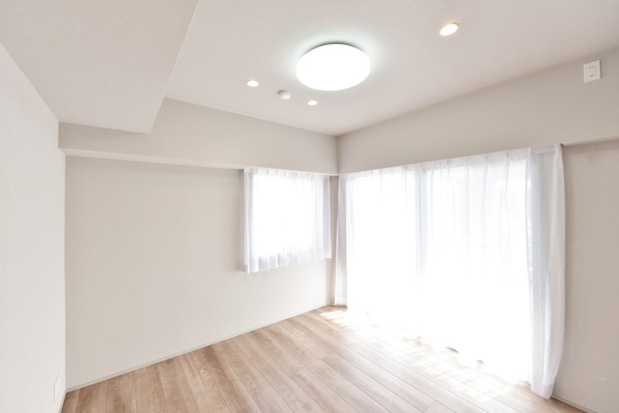 洋室３（約6.6帖）は南向きのバルコニーに面した、二面採光の明るく心地の良いスペースです。全ての居室にしっかりとした収納量を設けていますので、居室の広さを有効に使えます。