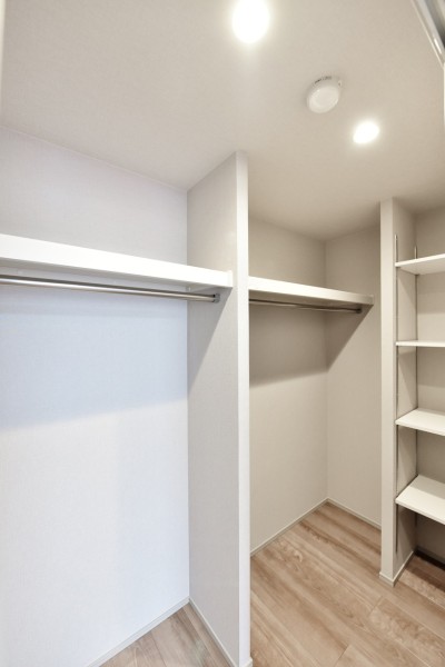洋室1、洋室2、洋室4にはウォークインクローゼットを設置しました。ハンガーパイプに枕棚、棚を備え付けていますので小物から衣類、使用頻度の低いアイテムもたっぷりと収納できます。