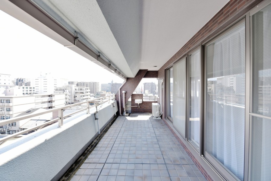 リビング・洋室4に面した広々としたルーフバルコニーです。スロップシンクがありますので、お掃除の際にも便利です。バルコニーが３か所ありますので、お洗濯物をたっぷりと干すことができます。