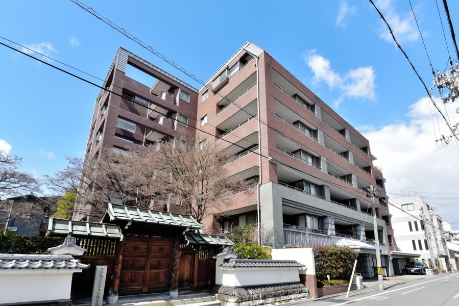 平成15年建築、総戸数37戸です。地下鉄烏丸線「丸太町」駅から４分の立地で、快適なアクセスが叶います。周辺には生活施設が充実していますが、落ち着いたエリアで、利便性と静かな環境の両立が魅力的です。