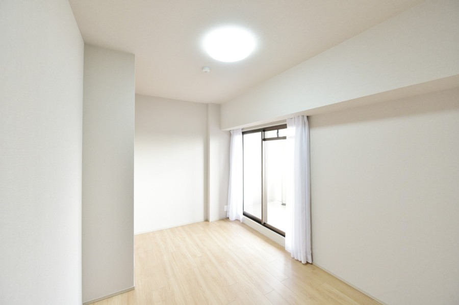 洋室２（約6.6帖）は東側のバルコニーに面し、優しい光と風を感じるプライベートスペースです。どんな家具とも馴染みが良い内装なので、小物やインテリアで自分らしいお部屋を演出できます。