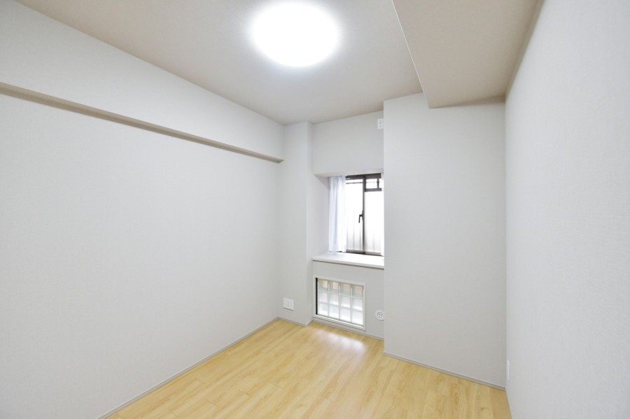 洋室３（約5.0帖）はリビングから離れて静かに自分の趣味や課題、お仕事に集中できる居室です。窓から差し込む優しい光を感じながら、自分らしい時間を過ごすことができます。