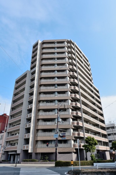 4路線3駅利用可能、「四天王寺前夕陽ケ丘」駅徒歩5分の便利な立地で、毎日の通勤・通学のフットワークを支えてくれます。近くには古い寺院や歴史を感じるスポットも多数あり、大阪の文化に触れることができます。