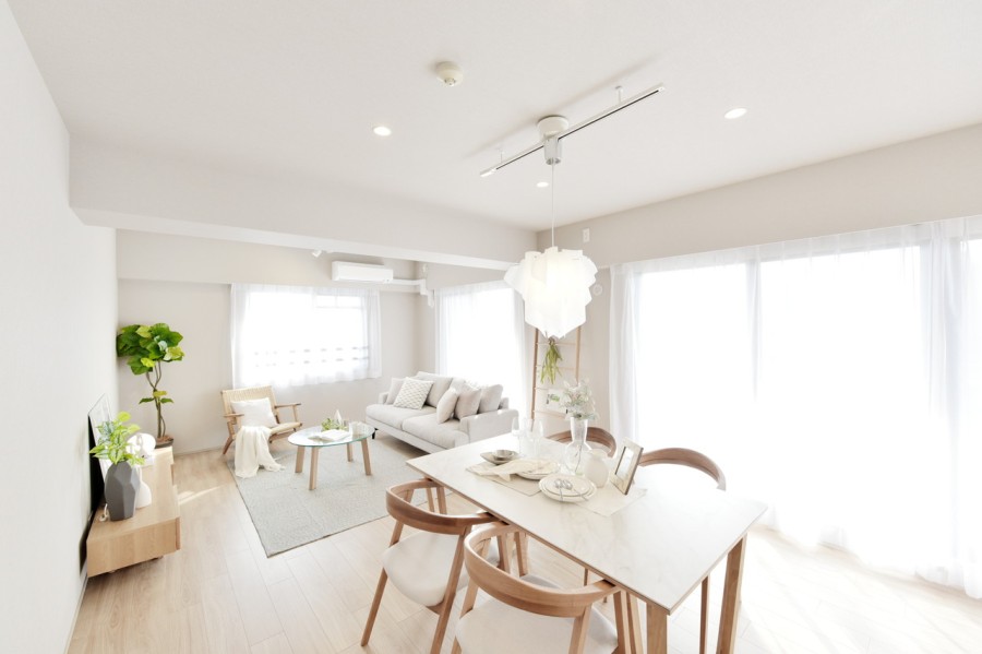 大きな窓から優しい自然の光を取り込み、家族の暮らしを支えるリビングルームです。横長の形で家具の配置もしやすいので、インテリアや小物で自分らしい空間を彩っていただけます。