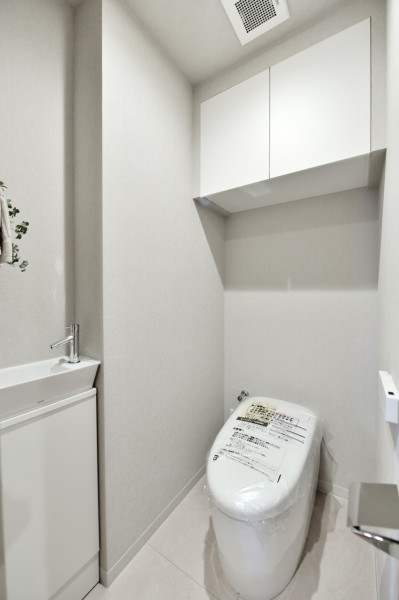 TOTO製ウォシュレット一体型のタンクレストイレを採用しましたので、よりすっきりとしたスタイリッシュな空間になりました。毎日使う場所だからこそ、清潔感と使いやすさを考慮しました。