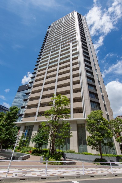 柔らかく温もりのある色調で整えられた外観は品のある佇まいです。東京建物・三菱地所レジデンス旧分譲〈Brillia〉シリーズ、安心の免震構造タワーレジデンスです。