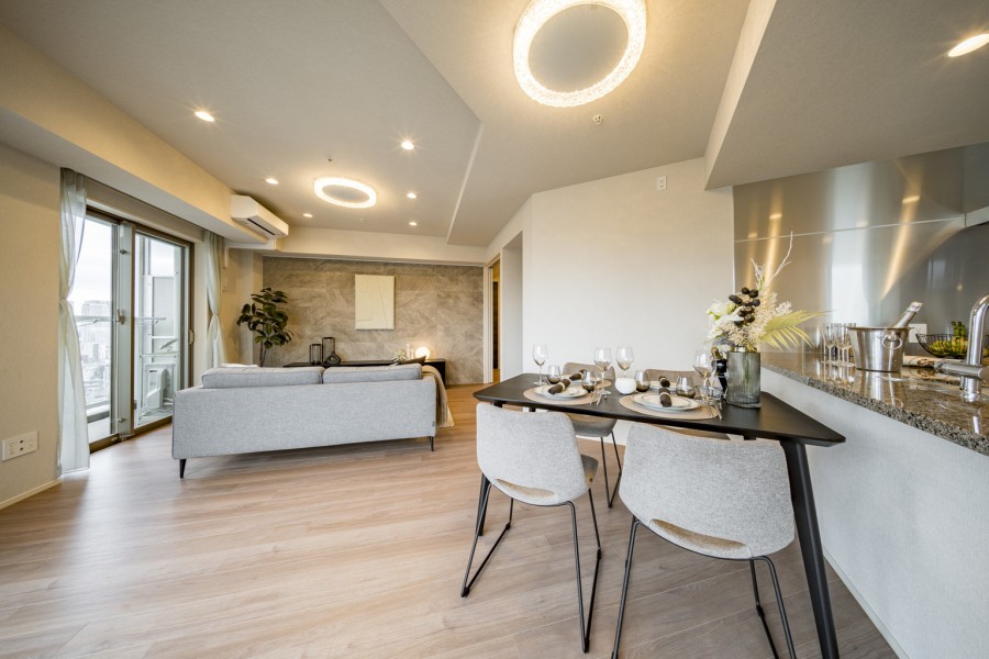 リビングにはアクセントタイルを施しました。意匠を巡らせ、住まう方が快適な暮らしを送っていただけるよう上質な素材を採り入れた品格のあるお部屋です。