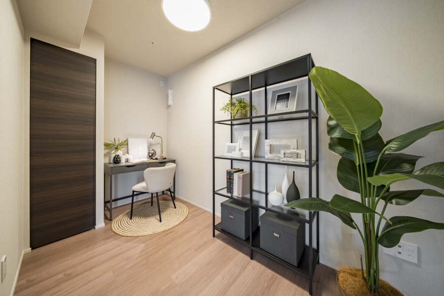 洋室2は、ワークスペースにも活躍しそうなお部屋です。『日常』という大切な時間を豊かに、穏やかにお過ごしいただける空間です。