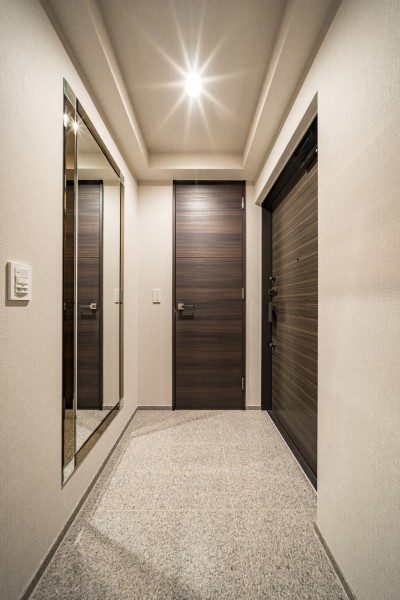 玄関には大きな姿見があります。お出かけ前の身だしなみチェックができ、空間にゆとりを生み出す効果もあります。