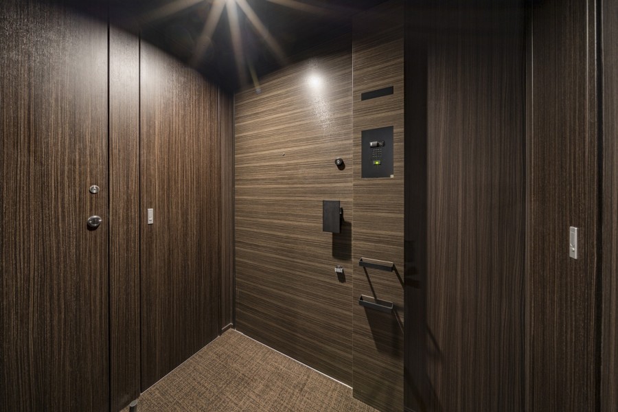 エレベーターを降りてお部屋へと続く廊下は、ホテルライクな内廊下設計です。外気の影響を受けにくく、プライバシーも守られやすいです。