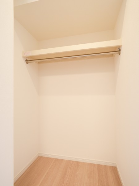 洋室1にはウォークインクローゼットがあり、かさばりやすいアウターや季節物の寝具などを収納することができます。