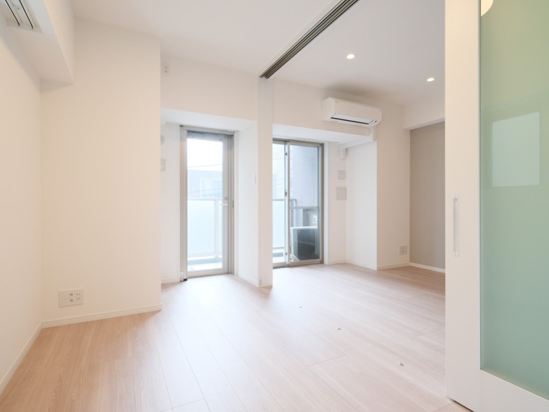 洋室2はバルコニーに接続する開放空間です。明るく、ワークスペースとしても活躍できそうです。