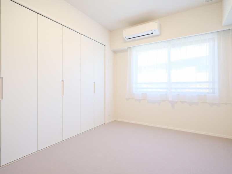 洋室3は約5.7帖の広さがあり、ナチュラルテイストな内装はどんな家具にも相性バッチリです。理想のお部屋作りを楽しむことができます。