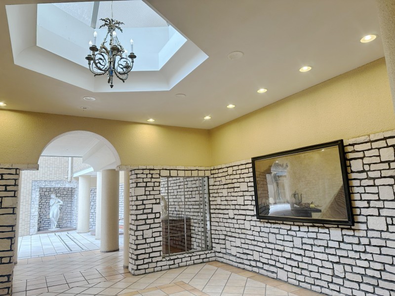 美術館やホテルを思わせる印象的な折り上げ天井や装飾、シャンデリアがクラシックな雰囲気を醸し出すエントランスホールです。総戸数１０４戸、オートロック、宅配ボックス完備です。管理体制も整えられています。