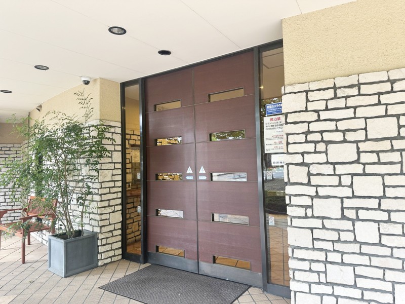 西丘小学校徒歩７分、第九中学校徒歩６分、学校まで通いやすい距離なので、お子様がいらっしゃるご家庭でも安心です。大阪モノレールで伊丹空港まで１５分程度でアクセス可、旅行やビジネスのフットワークを支えます。