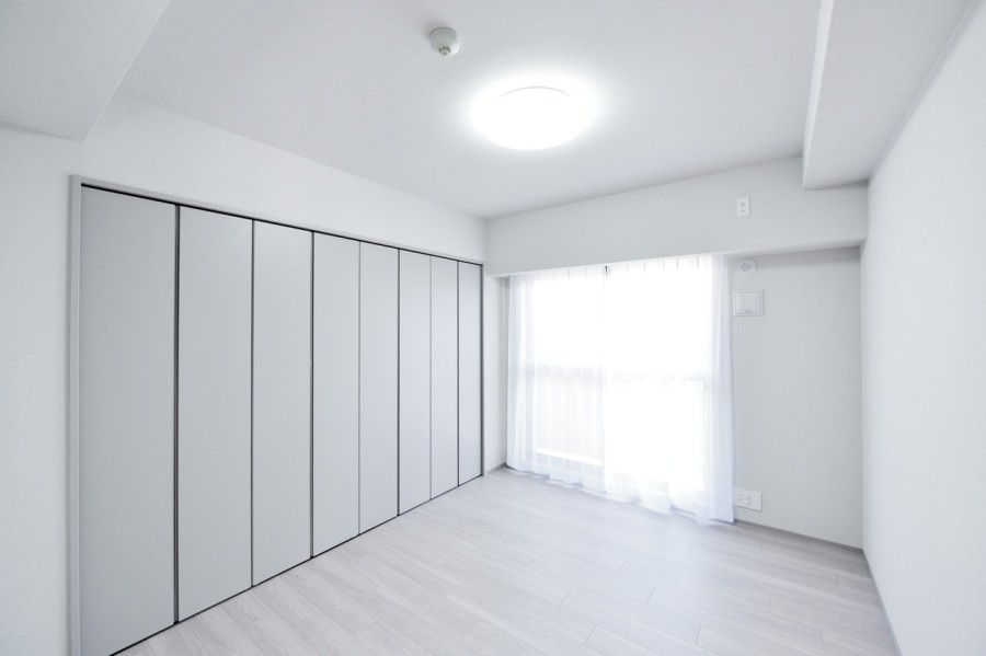 洋室2（約6.0帖）は東向きのゆったりとしたバルコニーに面した明るく開放感のある居室です。シンプルな内装なのでインテリアや小物で自分らしい空間を演出できます。