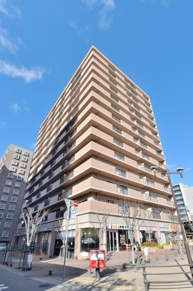 JR摂津本山駅の駅前ロータリーに面す便利な立地が魅力的です。阪急線も利用できますので、お出かけ先によって使い分けができ、毎日の生活のフットワークを支えてくれます。本山第一小学校まで約450ｍです。