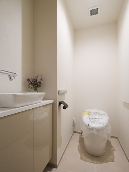 手洗い場付きのレストルームには、スタイリッシュなタンクレストイレを備え付けました。毎日使う場所だからこそ、清潔感と使いやすさを考慮した空間です。