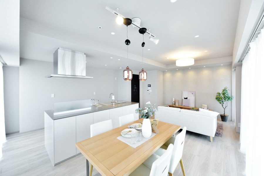 北、西の二面採光、１６階部分で優しい光が差し込むＬＤＫ約１９帖は、肌触りの良い床材を使用し、床暖房完備で、素足で快適にお過ごしいただける空間です。石目調のタイルを貼り、エレガントな空間に仕上げました