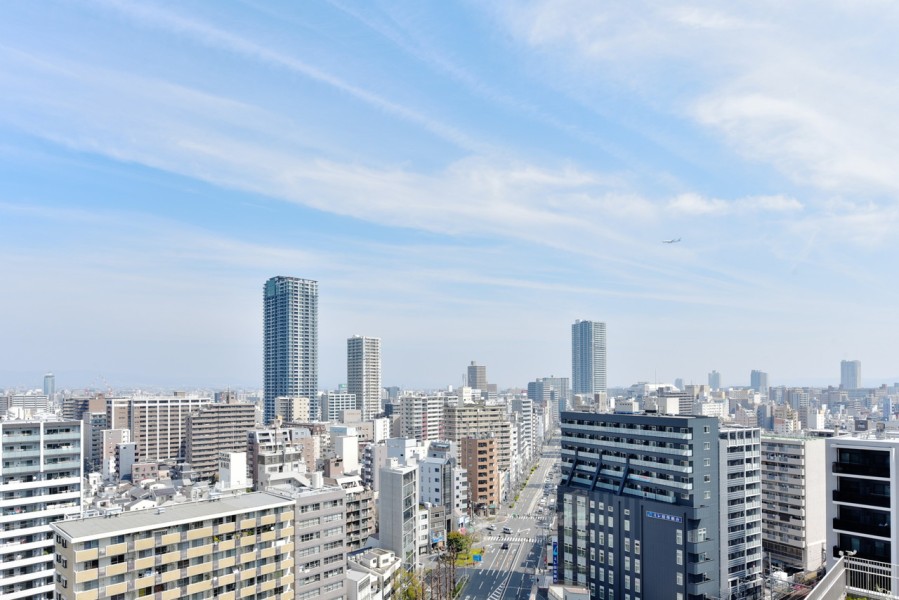 16階部分北西角住戸から望む北東側の眺望です。大きな空と変化してゆく街の様子を眺めながら大きく伸びをしたくなるような空間です。二面のワイドスパンバルコニーから、優しい光と風を感じるお部屋です。