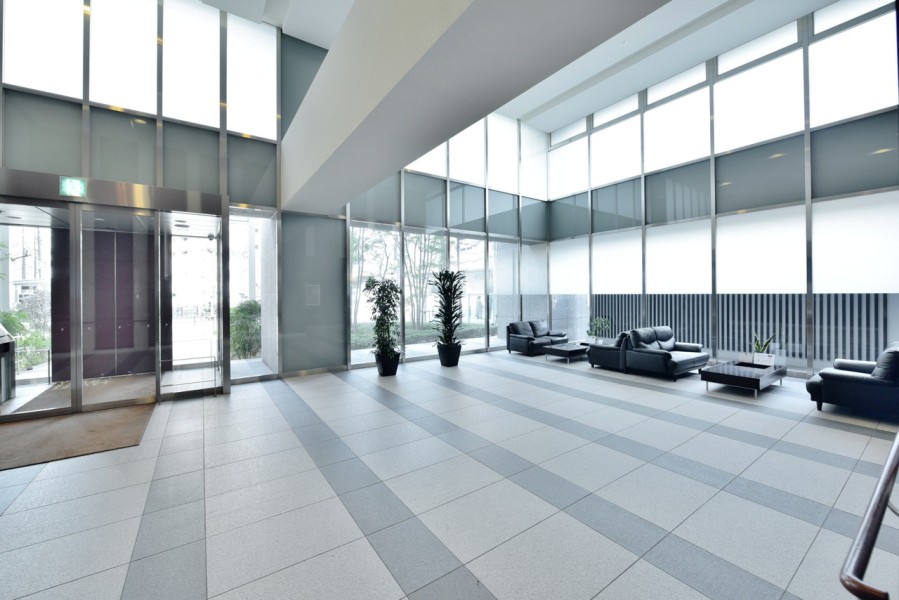 総戸数251戸、免震タワーレジデンスです。２４時間有人管理、コンシェルジュサービスありで安心してお住い頂けます。スカイガーデン、キッズルーム、スカイラウンジなど共用施設も充実。２頭までペット飼育可能です。