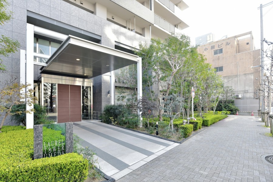 令和６年に大規模修繕工事完了、管理体制もしっかりとしています。ホテルライクな内廊下設計でセキュリティ性、プライバシー性も高く、安心のトリプルセキュリティシステムで、住まう人の暮らしを守ります。