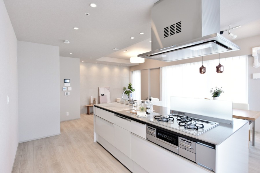 お部屋の中心となる存在感を放つアイランドキッチンは、インテリアの役割も果たします。照明や小物にこだわってカフェのようなおしゃれな空間を演出することもできます。配膳や片付けもしやすく、機能的です。