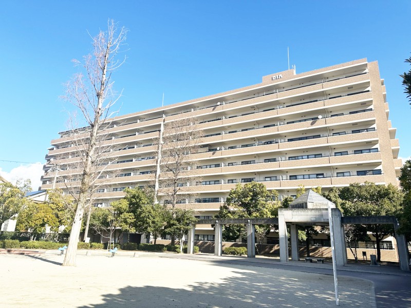 総戸数５２５戸、５棟で構成された大規模コミュニティです。令和４年に共用部分の大規模修繕工事実施済みで管理体制良好です。また、敷地内にはプレイロットやゲストーム、多目的ホールなど共用施設充実です。