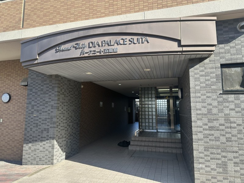 近隣には生活施設が充実しており、生活しやすい環境が魅力的な地域です。マルヤス吹田店まで徒歩４分、ライフ岸部店まで徒歩５分、岸辺駅前には国立循環器病研究センターがあります。