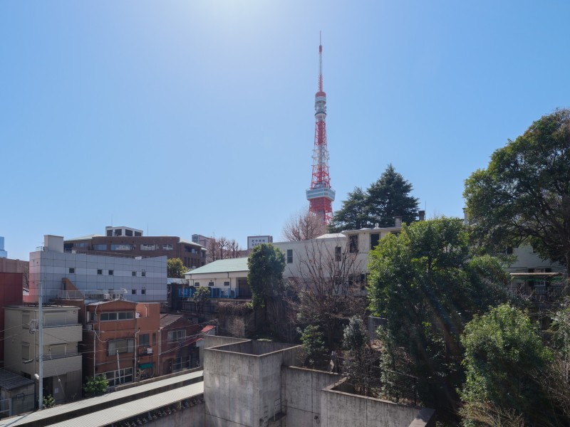 都会らしさあふれる、東京タワーの堂々たる姿をを望むことができる住まいです。オランダ大使館に隣接し、都会でありながらもどこか穏やかさを感じられる立地です。