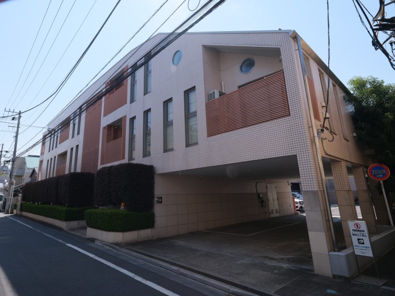 目白四丁目、閑静な住宅街に佇む上質な低層レジデンスです。ビッグターミナル『池袋』駅まで徒歩１１分で、利便性良好な立地です。